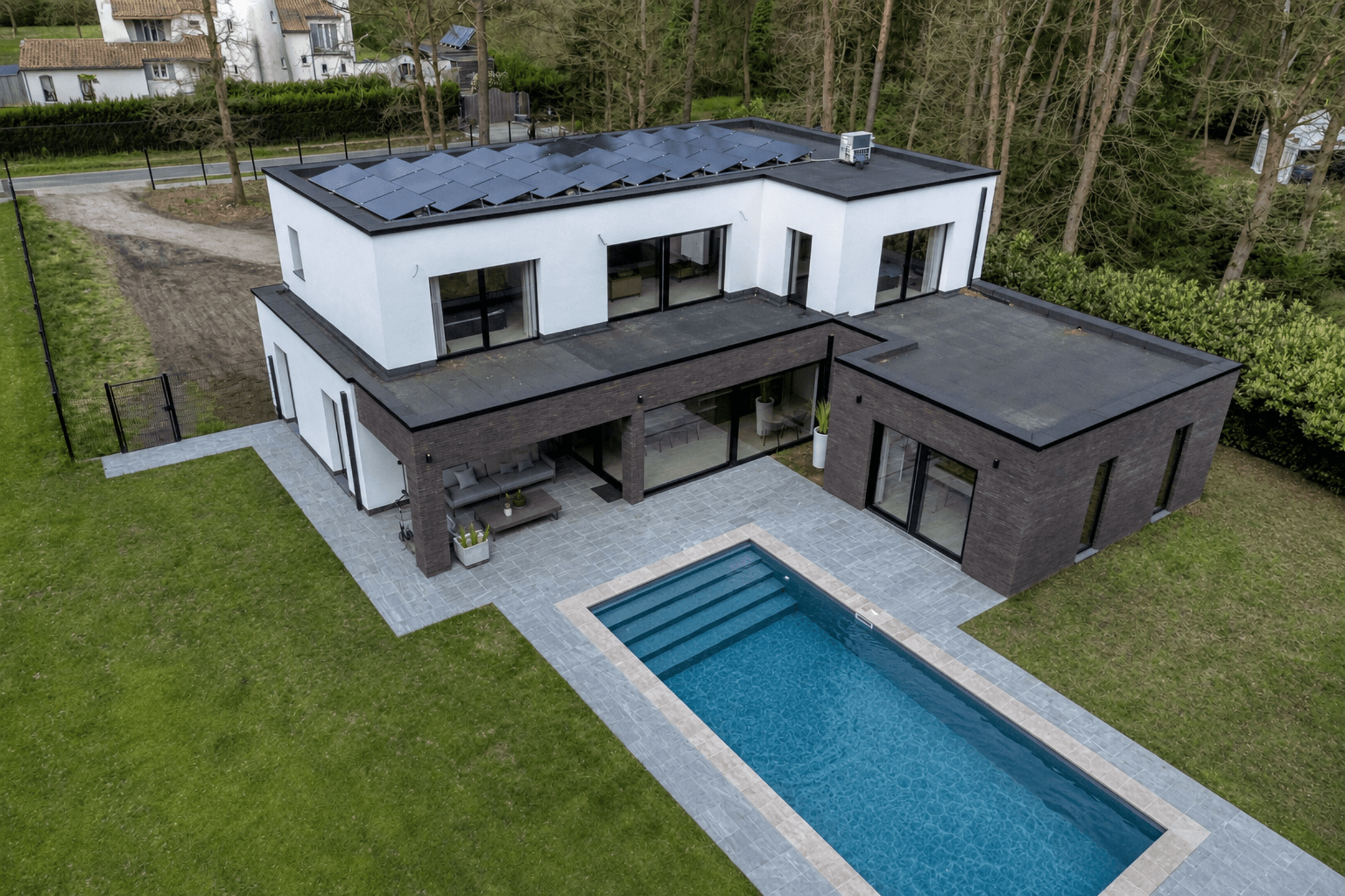 Riante villa met bijgebouw en aangrenzende bouwgrond op uniek perceel 