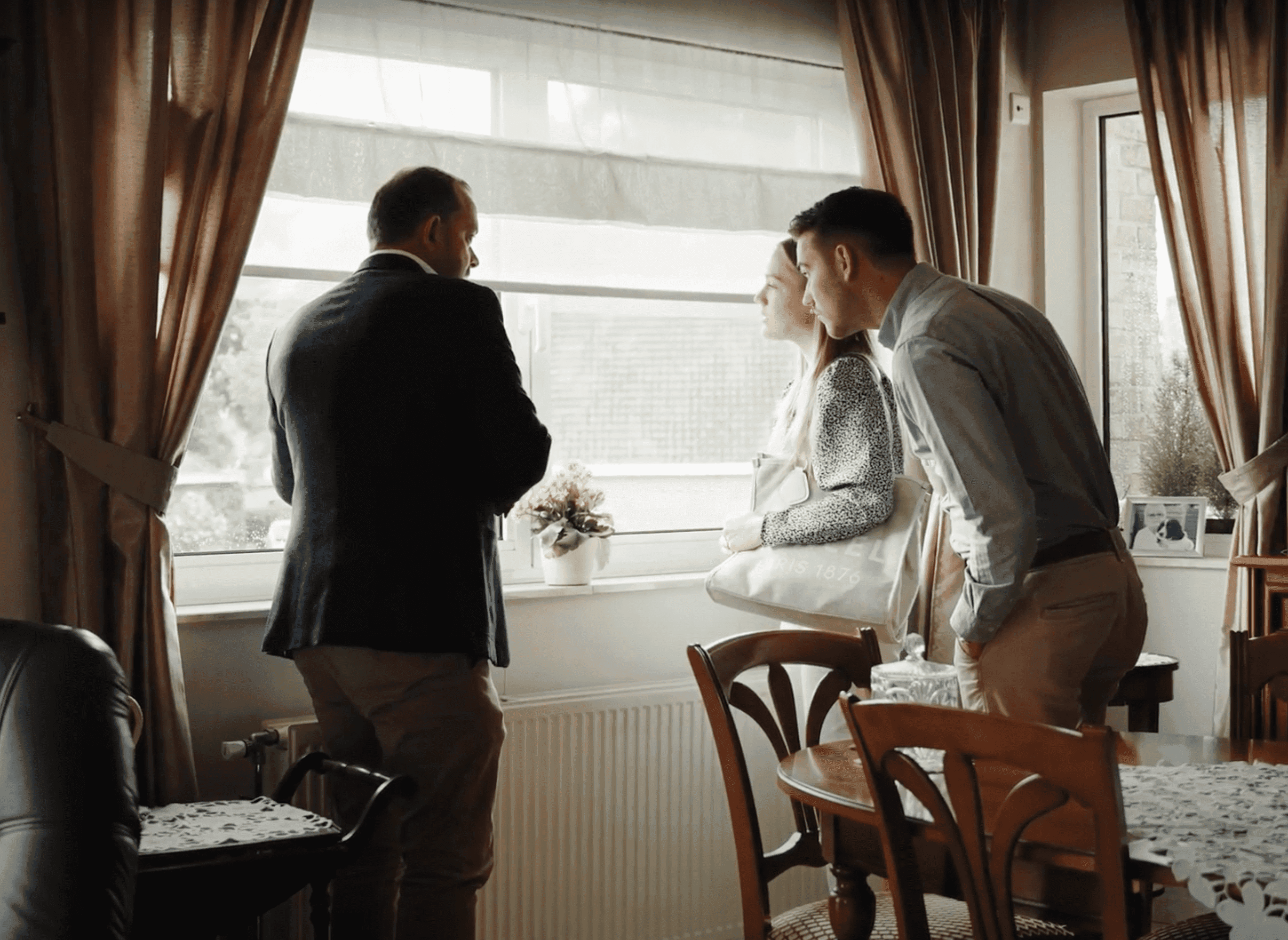Makelaar is opzoek met mensen naar een woning