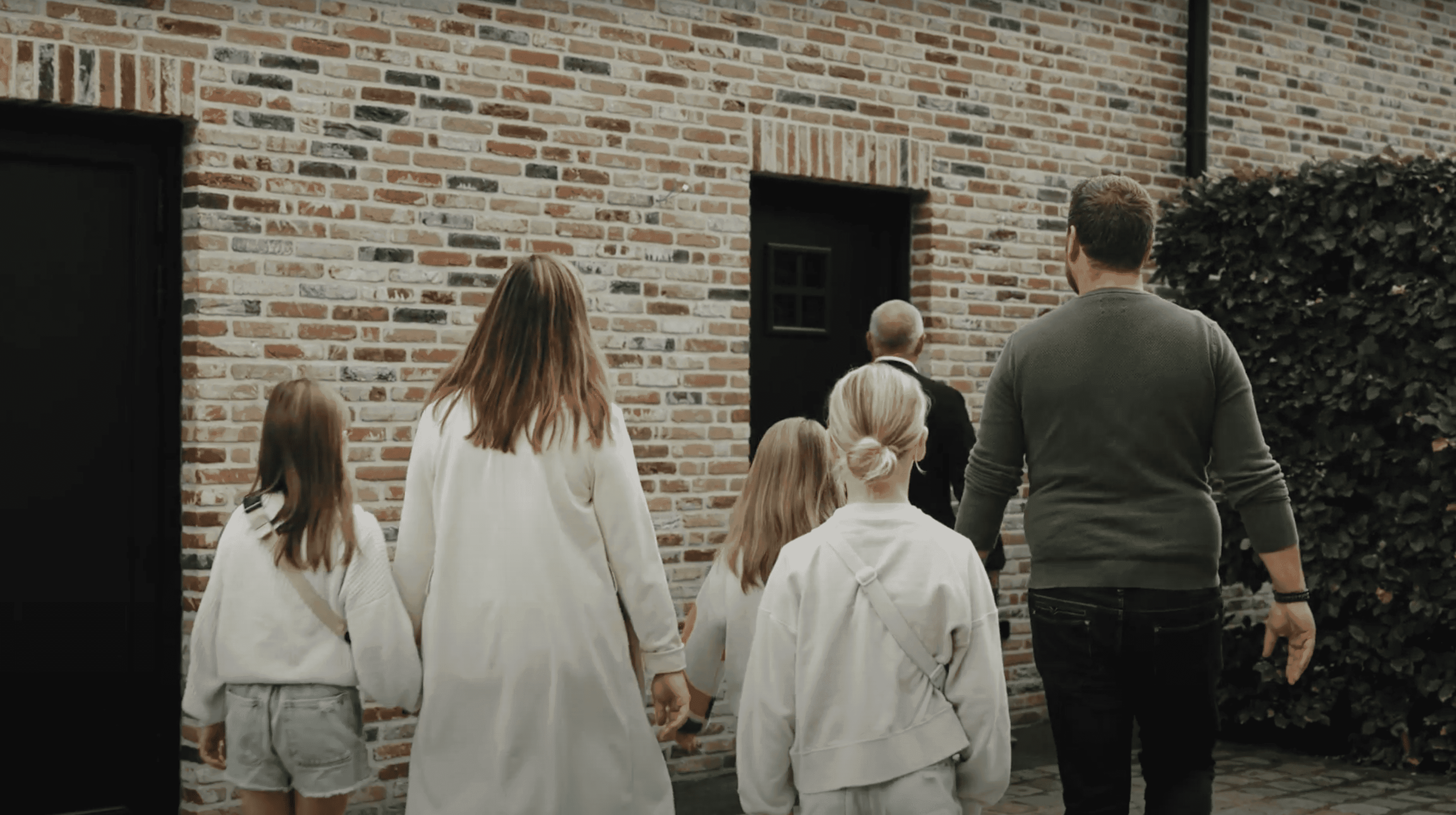 Jan opzoek met  klanten in Nijlen naar een woning